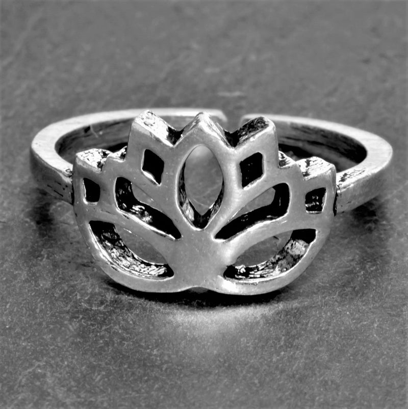 Delicate Lotus Outline Ring – Super Silver